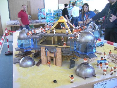 Stargate 002.JPG (246.32 KiB) 1430 mal betrachtet Tja, dass der Jedi jetzt auch so ein schickes Raumschiff will ist wohl klar :-) Eine Pyramide hätt' ich ja schon mal ....