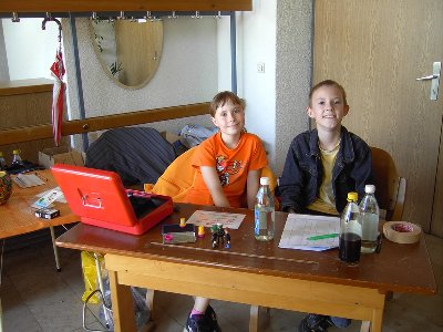 Leute 016.JPG (206.75 KiB) 591 mal betrachtet Aber zum Glück half ja der Nachwuchs aus. Dankeschön an dieser Stelle an all die vielen Helfer im Hintergrund!