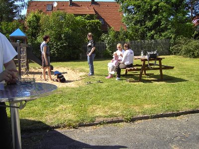Leute 017.JPG (342.23 KiB) 595 mal betrachtet Bilderbuchwetter und Spaß am Spielplatz vor der Halle. Ups, jetzt ist jemand auf's Foto gerutsch, die da garnnienicht drauf wollte.Ich mach's wieder gut versprochen-stehe schon in Verhandlungen mit diversen Schafhaltern ;-),um sie in's Trockene zu bri