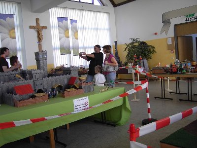 Leute 019.JPG (187.07 KiB) 591 mal betrachtet &quot;Und noch ein Stück zurück...&quot;<br />Mist, jetzt sind sie aus meinem Bild raus! Hoffentlich ist Dein's besser geworden Steve?