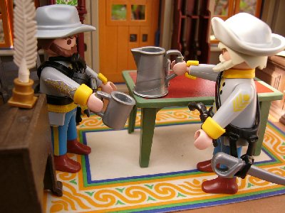 Playmobil 005.JPG (122.74 KiB) 982 mal betrachtet &quot;Kaffee? - Captain Sniper&quot;<br />&quot;Ja, könnte jetzt einen vertragen&quot;