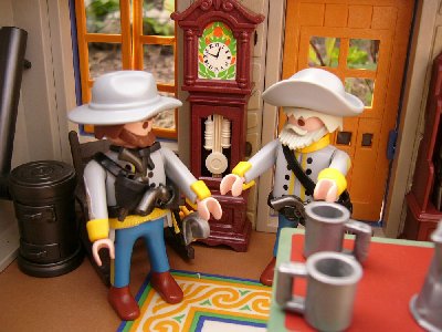 Playmobil 015.JPG (126.09 KiB) 979 mal betrachtet &quot;Also gut Sam, dann mache ich mich mal auf den Weg - Sie halten hier die Stellung und passen Sie mir auf den Alten auf, das er keinen Unfug macht, solange ich nicht da bin&quot;<br />&quot;Ja, Sir - guten Ritt&quot;