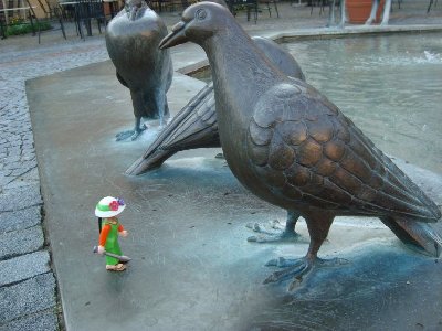 Vogelpark Orthenburg 128.jpg (92.66 KiB) 1027 mal betrachtet Zum Glück sind diese Riesenvögel nur aus Metall.
