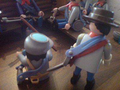 DSC00666.JPG (75.56 KiB) 1178 mal betrachtet &quot;He Luitenant Mason. Sehen sie: Mein Gewehr ist kaputt.&quot; &quot;Dann werfen sie halt damit und nerven sie mich nicht, Private.&quot;