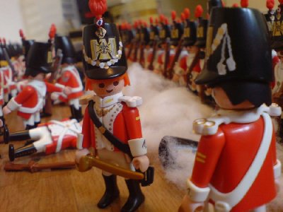 DSC00842.JPG (82.03 KiB) 1155 mal betrachtet "Sorgen, Sir? Aber wir gewinnen." "Sicher Major, aber der richtige Zeitpunkt ist ein flüchtiger Geselle und Eile tut not. Also wechseln sie die Kompanien aus, lassen sie noch zwei Salven feuern und schicken sie die Schwere rein."