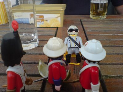 DSC00922.JPG (81.81 KiB) 941 mal betrachtet "Unglaublich, einfach unglaublich." "Tag." "Hallo." "Schönen Urlaub noch." "Ja, ja. Steht mir nicht in der Sonne."