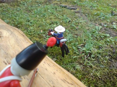 DSC00939.JPG (137.76 KiB) 940 mal betrachtet "Der Typ ist aufgebrochen. Gebt dem König Bescheid, dass er Route C nimmt. Durch den Canyon."
