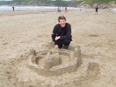 DSCF8757.JPG (130.15 KiB) 914 mal betrachtet Ein Bild der Burg gemeinsam mit ihrem Chef-Erbauer.
