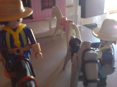 DSC01050.JPG (55.32 KiB) 954 mal betrachtet "Sag dem geschlechtlich Unentschlossenem mal wo er sich seine Käsesahne hinstecken kann?" "I woß net was hast? Sonntags is no teura."
