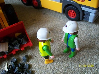 Besprechung Polier.jpg (225.69 KiB) 874 mal betrachtet Der Polier merkt nicht, dass sein Sohn weg ist, er ist in einer BEsprechung