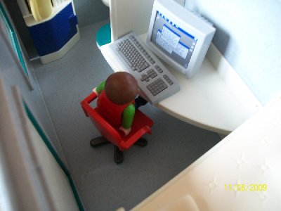 Kind im Container.jpg (169.26 KiB) 871 mal betrachtet Der Sohn des Poliers, ist in den Container gestiegen.