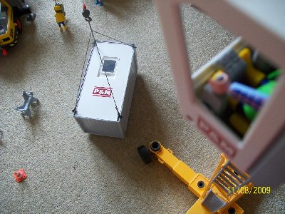 Der Container wird angehievt.jpg (265.14 KiB) 869 mal betrachtet Der Container soll gehoben werden.