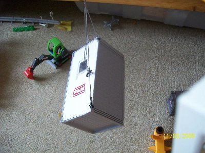 Der Kontener hängt noch an zwei Hacken .jpg (227.36 KiB) 671 mal betrachtet Der Kontener hängt noch an zwei Hacken .jpg