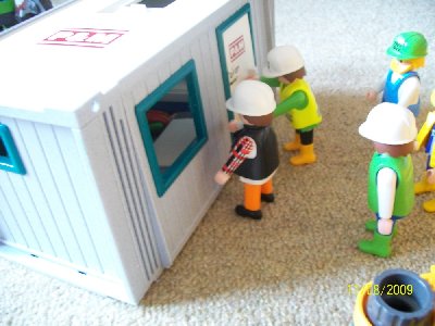 Versuchung der Türöfnung von dem Vater des Kindes das im Kontener eingeklemmt und schwer verletzt ist..jpg (231.81 KiB) 668 mal betrachtet Versuchung der Türöfnung von dem Vater des Kindes das im Kontener eingeklemmt und schwer verletzt ist..jpg