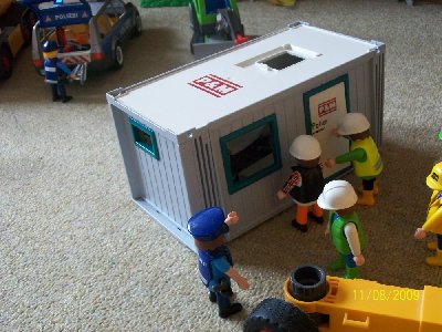 Polizei holt die Bauarbeiter zur Zeugenbefragung.jpg (242.12 KiB) 872 mal betrachtet Der Streifenwagen der Polizei PlaymoCity trifft als erster an der Unfallstelle ein.
