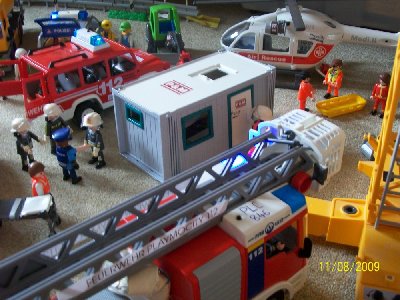 Eintreffen der Drehleiter.jpg (226.84 KiB) 686 mal betrachtet Eintreffen der Drehleiter.jpg