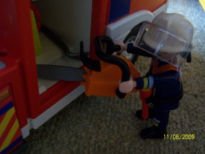 Motersäge herausnehmen.jpg (149.96 KiB) 870 mal betrachtet Die Motorsäge wird geholt...