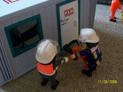 Baukontener aufschneiden.jpg (133.92 KiB) 871 mal betrachtet Der Container wird geöffnet