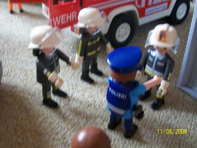 Besprechung mit der Polizei.jpg (197.48 KiB) 870 mal betrachtet Die Polizei erzählt den Einsatzleitern, dass der MAnn noch da oben ist