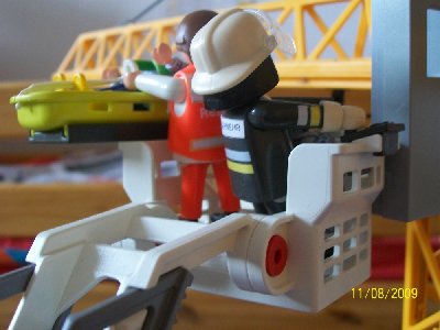 Rettung über die Drehleiter.jpg (169.85 KiB) 670 mal betrachtet Rettung über die Drehleiter.jpg