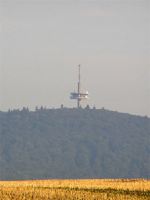 st1.jpg (25.1 KiB) 1219 mal betrachtet Der Fernsehturm auf dem Dünsberg.<br />Bereits von weit weg auf der Autobahn zu sehen.