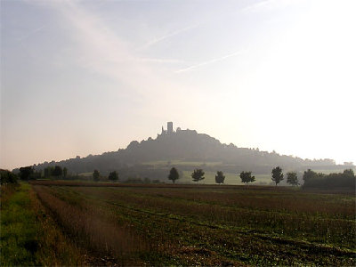 st2.jpg (26.12 KiB) 1217 mal betrachtet Burg Gleiberg im Morgenlicht.<br />Unser Ausflugsziel.