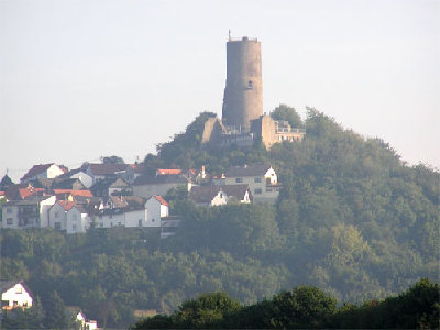 st3.jpg (32 KiB) 1220 mal betrachtet Burg Vetzberg. Nur ein Kilometer Abstand.