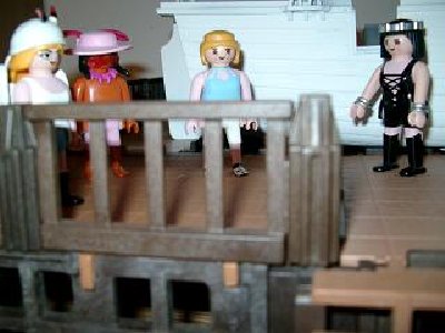 ao.JPG (50.3 KiB) 1002 mal betrachtet Lilith hatte sich in der Zwischenzeit das Schiff angesehen. Nun drehte sie sich zum Bengerl und sagte fröhlich: “Ihr habts ja scho guat angfangen! Oba es gibt nu vü zu tun. Oiso, legen wir los Mädels?”