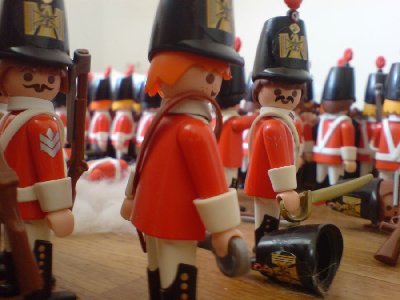 DSC01509.JPG (77.25 KiB) 1123 mal betrachtet "Sir! Sehen Sie! Unsere Flanke wird überrannt!" "Nur die Ruhe. Die Weißschnüre kümmern sich darum." "Aber Die sind dahinten festgenagelt! Wo ist der Rest?" "Ich sagte Ruhe bewahren!"