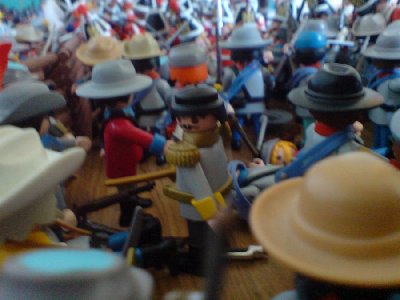 DSC01524.JPG (81.78 KiB) 1124 mal betrachtet "General! Endlich. Aber der Druck lässt nicht nach! Was ist mit Bennain? Was macht der denn?"