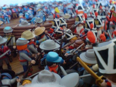 DSC01525.JPG (97.7 KiB) 1125 mal betrachtet "Er kämpft, Morris. Genau wie wir. Glauben sie "eine" Schwadron Dragoner kann ein FEF Bataillon besiegen?"