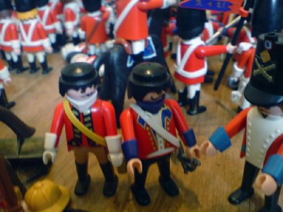 DSC01717.JPG (87.9 KiB) 1073 mal betrachtet "Die sind gleich hinter uns, euer Majestät." "Warum greift Mark nicht an? Der liefert uns alle ans Messer." " Ich fürchte er kann nicht mehr tun als sich selbst zu retten. Die Flüchtlinge blockieren seine Reiter."
