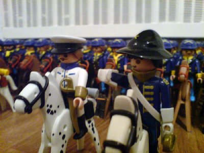 DSC01791.JPG (92.81 KiB) 1086 mal betrachtet "General! Wieso können wir nicht an der Rechten entwischen? Dort ist doch noch genug Platz." "Noch, euer Majestät. Sehen sie. Die Kavallerie der Roten, kommt auch auf uns zu."