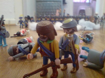 DSC01903.JPG (75.47 KiB) 1018 mal betrachtet "Meine Hüfte! Ich kann kaum laufen! Wohin sollen wir den?" "Zum Captain! Dem wird schon was einfallen!"