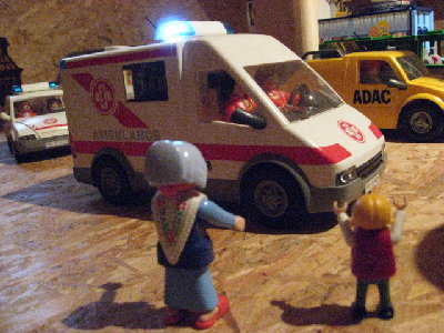 IMG_1307.jpg (238.07 KiB) 1769 mal betrachtet Gleichzeitig treffen beide Fahrzeuge ein.