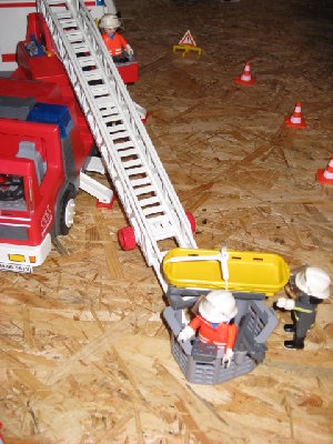 IMG_1335.jpg (207.87 KiB) 1764 mal betrachtet Nach Entfernung der Kranvorrichtung wird nun die Krankentragenhalterung an den Rettungskorb der DLK angebaut.
