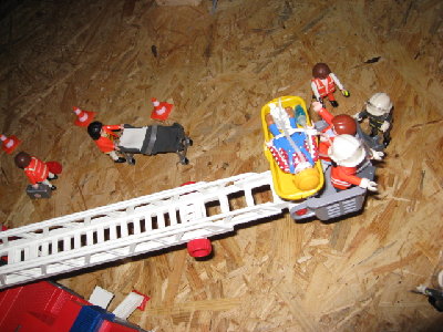 IMG_1341.jpg (212.71 KiB) 1767 mal betrachtet Vorsichtig wird die Trage mit Egon Gruber abgesenkt.