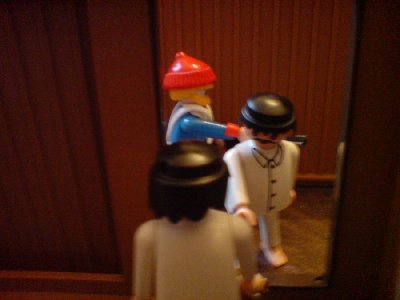 DSC02383.JPG (59.52 KiB) 1408 mal betrachtet "Hey Berthier. Das war ein Knall was?" "In der Tat. Ich bin glatt aus meiner Koje gefallen. Kommen sie besser mit nach oben. Das war sicher ein Angriff."
