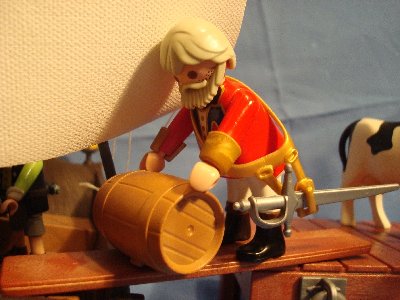 9.jpg (184.18 KiB) 1664 mal betrachtet Mc Labber rollt gerade ein Fass Spreewaldgurken von Bord