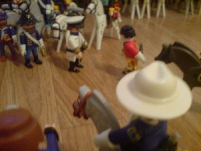 DSC02435.JPG (69.83 KiB) 1311 mal betrachtet "Das wir das erleben dürfen. Gleich umarmen die Beiden sich und werden uns mit Ehrungen überschütten. Vergessen sie den Major, Yank. Ich werde General."