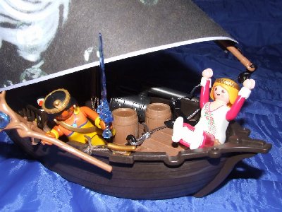 DSCF0567.JPG (103.55 KiB) 1671 mal betrachtet Das Boot von Ricci und Rabia wird von einem mächtigen Donnerschlag getroffen.