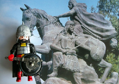 Playmobil-Saracen-001.jpg (54.29 KiB) 1066 mal betrachtet Amir Mansur_standing next to the statue of Saladin