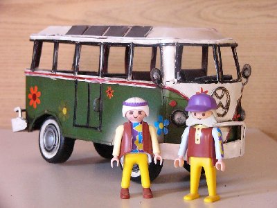 P1060517.JPG (108.61 KiB) 2958 mal betrachtet VW-Bus hab ich nur den, passt zwar von der Größe ist aber natürlich nicht von Playmobil.
