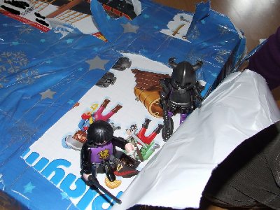 DSCF1068.JPG (105.14 KiB) 1340 mal betrachtet Schau mal, da sind so komische Kerle abgebildet! ...... Los, lass uns weiter auspacken!