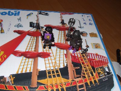 DSCF1077.JPG (127.45 KiB) 1349 mal betrachtet Yipppiiiiieee!!!!! Da scheint ja ein ganzes Schiff drin zu sein!<br /><br />Na dann lass uns mal die Siegel brechen!