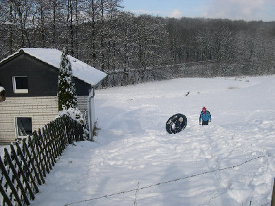Schnee.jpg (262.22 KiB) 1251 mal betrachtet Taubenschlag im Schnee<br /> und Original-Gevelsberg-Yetis <br />(Stand 12.45 Uhr)