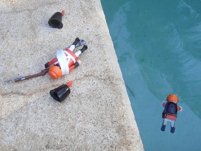 die patrouille 021.JPG (80.75 KiB) 1500 mal betrachtet Higgins begab sich sofort in volle Deckung.... obwohl man bei dem Terrain nicht von Deckung reden konnte.... Casteur dagegen viel getroffon ins Wasser.