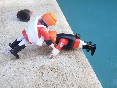 die patrouille 022.JPG (76.91 KiB) 1501 mal betrachtet " Higgins!" " Wer ist da?"Casteur rief von unten: "Sie volltroll, hier unten im Wasser! Fischen sie mich raus da!"