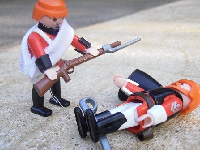 die patrouille 024.JPG (78.51 KiB) 1505 mal betrachtet "Aber Sir nehmen sie doch wenigstens das Gewehr!" "Junge ich hab gesagt du sollst verduften, ich hab meinen Säbel, den hat mir die Queen persönlich überreicht, mich kreigt so leicht niemand. UND JETZT MACH DIE FLIEGE!!!" "Ja Sir&q