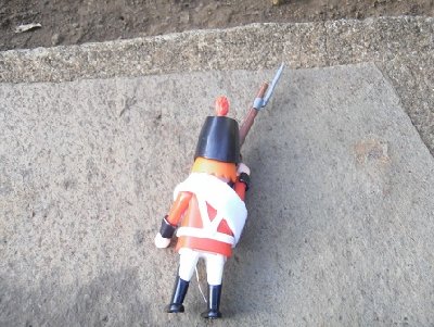 die patrouille 029.JPG (90.84 KiB) 1501 mal betrachtet Higgins kegte sich auf den Boden und robbte, wie er es in der Ausbildung gelernt hatte immer näher heran....